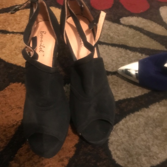 Shoes - Picture 3 of 7